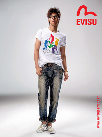 Después de que Yunho empezara a ser el modelo de EVISU sus ventas han aumentado C2c8eaa9aac1cdc0a32b182