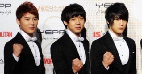La reacción de Jaejoong, Yoochun y Junsu a la conferencia de prensa de SM 20091102_tvxqtrio_572