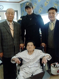 Yunho visita a su abuela en el hospital 14jb5tg